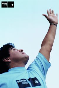 Després d'algunes peripècies, els organitzadors van aconseguir fer-li fotos a Maradona a Mèxic per a la imatge del 2002