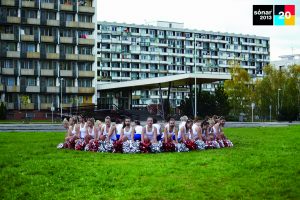 Les majorettes txeques per a l'edició dels vint anys, amb barbes eurovisives