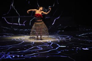 CRISTOPHE RAYNAUD DE LAGE / HANS LUCAS | Sílvia Pérez Cruz, llevando una falda de mimbre para una coreografía