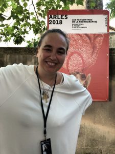 VICENÇ BATALLA | Cristina de Middel, davant del cartell dels Rencontres d'Arles 2018 amb un dels gossos de William Wegman de cap per avall