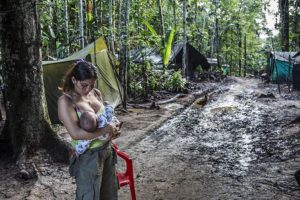 CATALINA MARTÍN-CHICO/COSMOS | L'exguerrillera de les FARC Angelina dóna el pit al seu nadó en un camp de transició durant la primavera del 2017