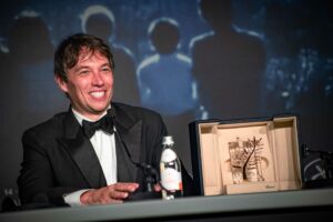 MARCO BARADA | Le cinéaste Sean Baker, avec sa Palme d'Or pour Anura, lors de la conférence de presse finale du Festival de Cannes 2024