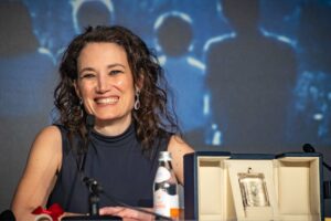 MARCO BARADA | La directora francesa Carolie Fargeat, amb el seu Premi al Millor Guió per The Substance