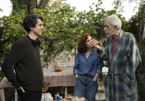 RC | Pendant le tournage de Septembre sans attendre, le réalisateur Jonás Trueba, l'actrice Itsaso Arana et Fernando Trueba dans son rôle d'acteur