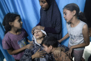 MAHMUD HAMS/AFP | Une femme blessée entourée de ses enfants à son arrivée à l'hôpital Nasser après une attaque israélienne à Khan Younis, dans le sud de la bande de Gaza, le 3 novembre 2023