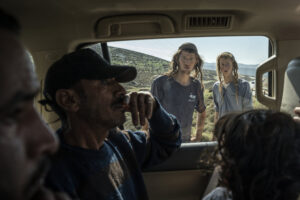 SERGEY PONOMAREV/THE NEW YORK TIMES | Des colons israéliens essaient de voir s'il y a des Palestiniens à l'intérieur de la voiture aux vitres teintées, près du village bédouin de Wadi al-Siq, à l'est de Ramallah, en Cisjordanie, le 11 décembre 2023