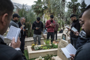 SERGEY PONOMAREV/THE NEW YORK TIMES | Palestiniens sur les tombes des membres de leur famille pendant la fête de l'Aïd el-Fitr, à Naplouse, en Cisjordanie, le 11 avril 2024