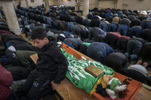 SERGEY PONOMAREV/GETTY IMAGES | Un niño al lado del cuerpo de su amigo de once años Amer Al Najar en su funeral, tras morir en una operación del ejército israelí, según la Autoridad Palestina, en el pueblo de Burin, al sur de Naplusa, Cisjordania, el 5 de marzo de 2024