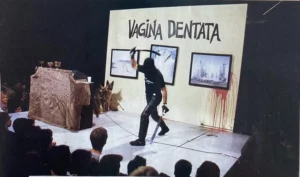 ARCHIVO | Una imagen de la performance de Jordi Valls, el 16 de octubre de 1984, en el programa de TVE <em>La edad de oro</em>, en que Valls se presenta como Vagina Dentata Organ en una emisión con Genesis P-Orridge, de Psychic TV