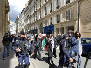 VICENÇ BATALLA | La police française expulse les étudiants qui occupaient la faculté de Sciences Po à Paris le 3 mai dernier pour protester contre les accords conclus avec d'autres universités israéliennes soupçonnées d'être impliquées dans la fabrication d'équipements militaires utilisés pour bombarder aveuglément des civils